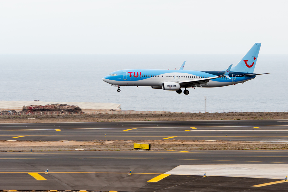 Ein Flugzeug von Tuifly landet auf dem lokalen Flughafen von Teneriffa.