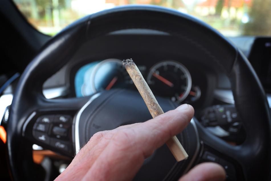Der Mischkonsum aus Cannabis und Alkohol stelle eine besondere Gefahr für die Sicherheit im Straßenverkehr dar. (Symbolbild)