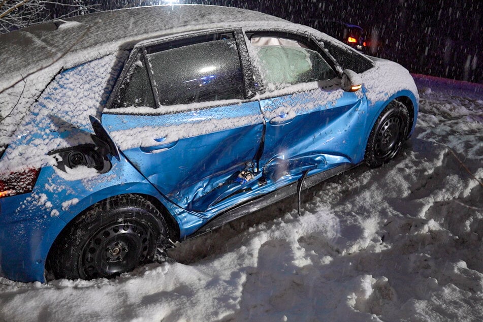 Die Autos blieben völlig verbeult zurück.