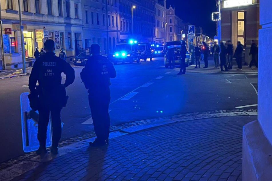 Zahlreiche Polizisten waren am Dienstagabend auf der Hainstraße in Chemnitz im Einsatz.