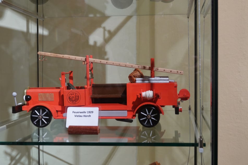 Auch der historische Feuerwehr-"Horch" (1929) kommt als Modell in Auerbach ganz groß raus.
