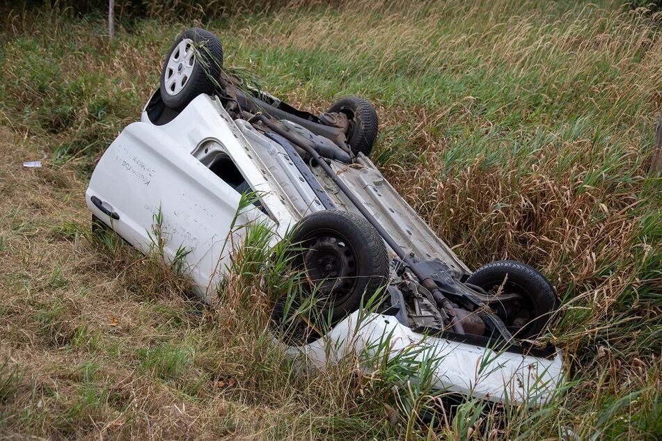 Schwerer Unfall: Ford-Fahrer überschlägt sich