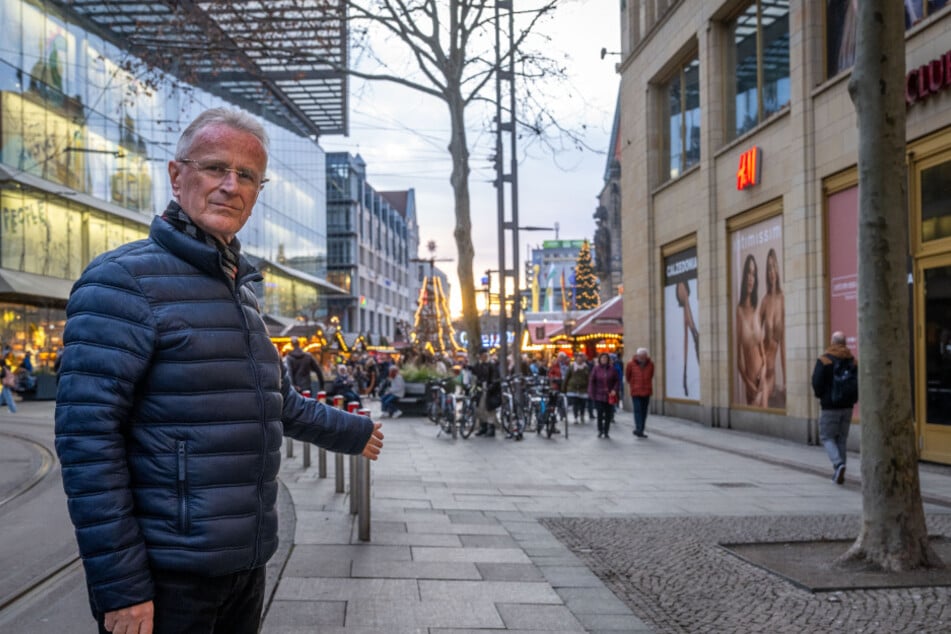 Stadtrat Dietmar Holz (65, BSW) zeigt auf der Straße der Nationen die Stelle, über die Fahrzeuge auf den Weihnachtsmarkt gelangen können.