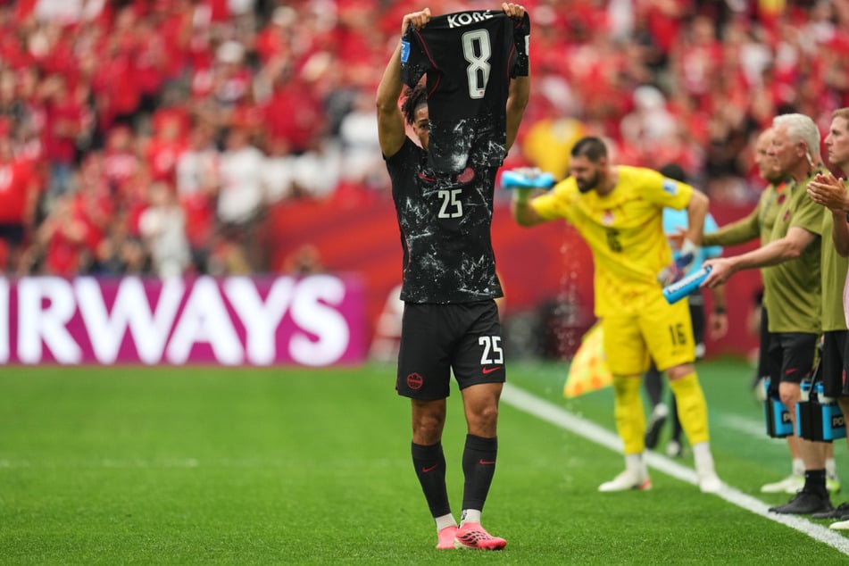 Nathan Saliba (22) würdigt seinen Treffer dem verletzten Ismael Koné (24).