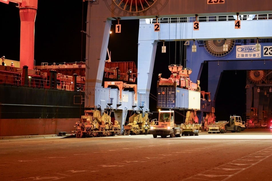 Die Bomben des Typs MK-84 seien in der Nacht im Hafen von Aschdod angekommen und auf Dutzende von Lastwagen umgeladen worden, teilte das israelische Verteidigungsministerium mit.