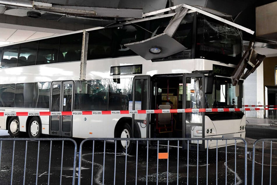 Doppeldecker-Bus prallt am Bahnhof gegen Decke: Mehrere Schüler verletzt