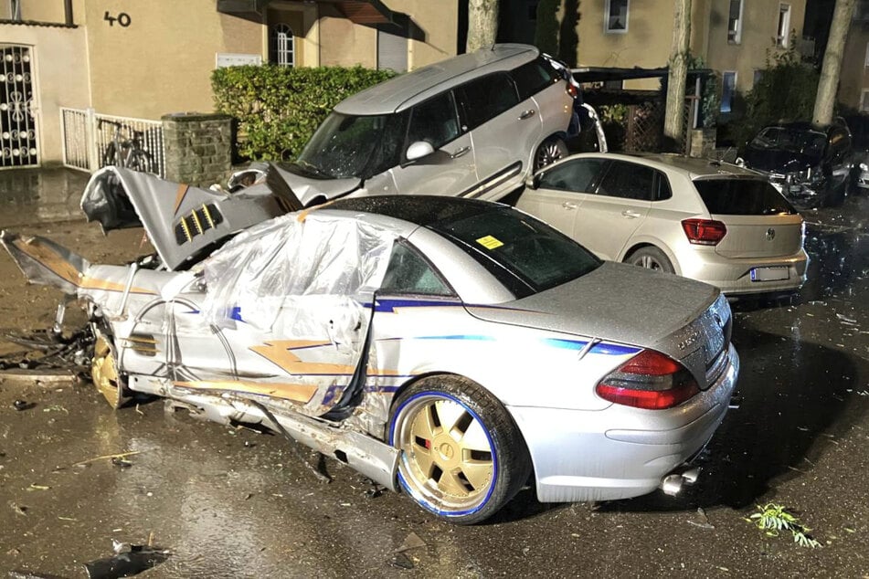 Am Ortseingang Heilbronn kollidierte der Mercedes mit zwei parkenden Autos.