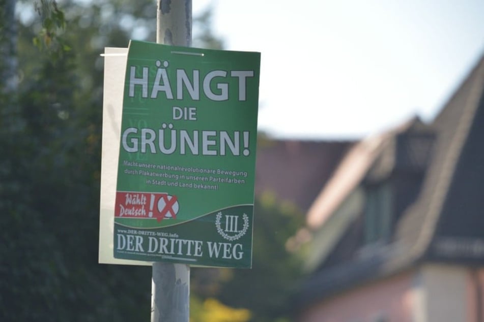 Während des Bundestagswahlkampfes 2021 ließ die rechtsextreme Splittergruppe "Der III. Weg" Plakate mit dem Slogan "Hängt die Grünen" anbringen.