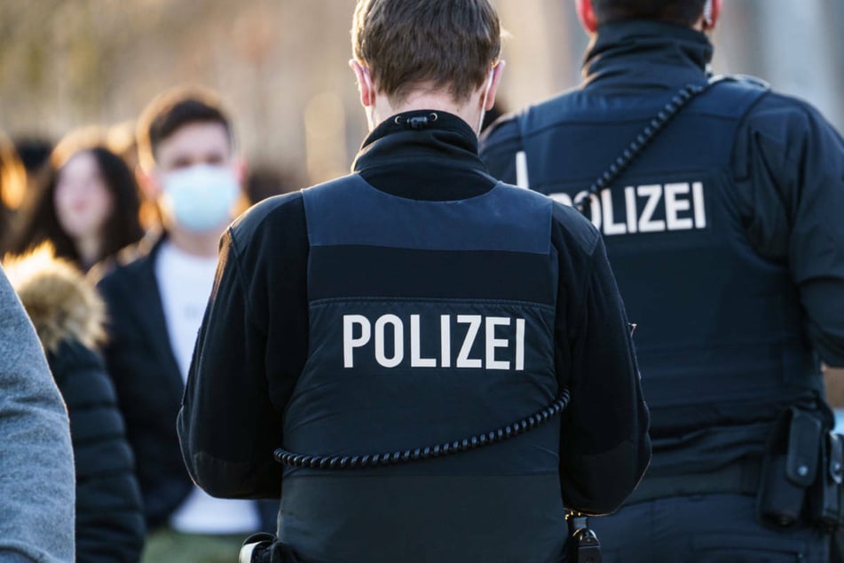 Gegen drei weitere Polizeibeamte wurden Disziplinarverfahren eingeleitet (Symbolbild).