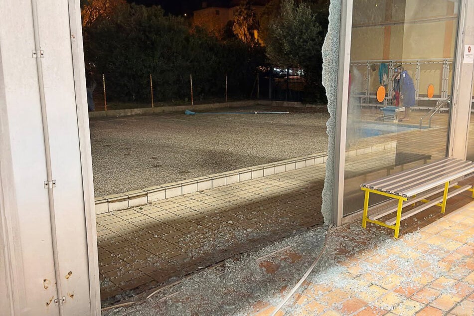 Zuvor krachte die Fahrerin mit ihrem Auto durch die Glasscheibe des Hallenbades.