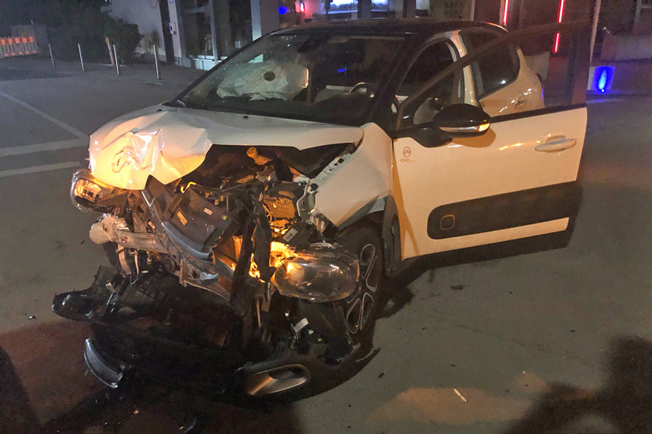 Der Citroën des 45-Jährigen wurde bei dem Unfall in Monheim schwer beschädigt.