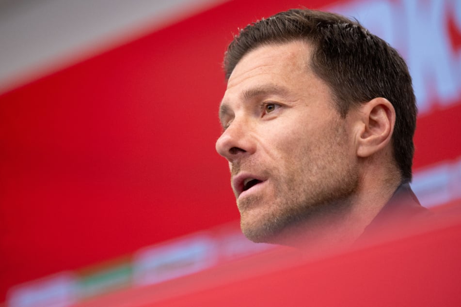 Nach drei Jahren in Leverkusen ist vorerst Schluss! Xabi Alonso hat die Medien und alle Fans über seine Zukunft aufgeklärt.