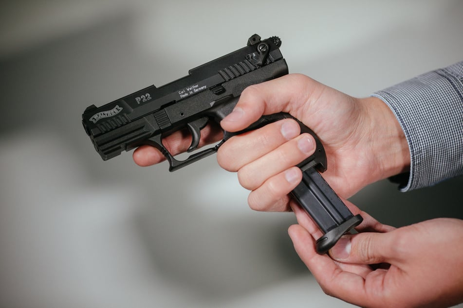Die Polizisten nahmen dem Mann die Schreckschusswaffe sofort ab. (Symbolbild)