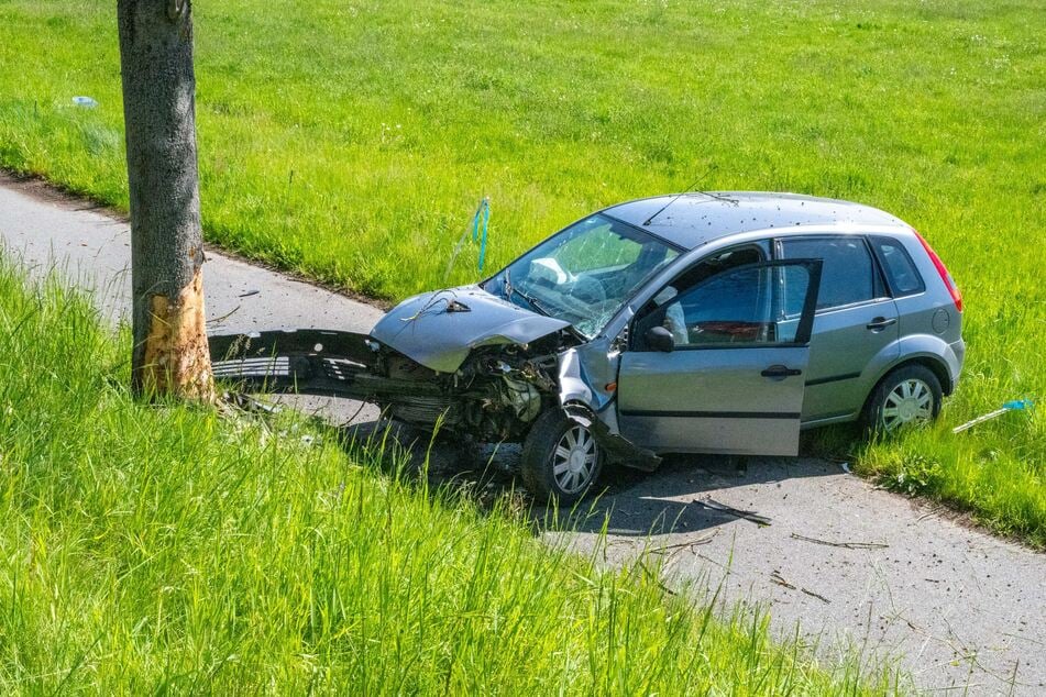 Ein Ford-Fahrer kam am Sonntagmittag bei Leuba von der Straße ab.