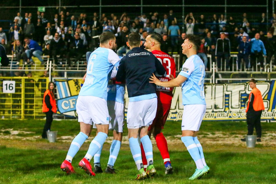 Siegesjubel nach dem 2:1 gegen den 1. FC Lok Leipzig.