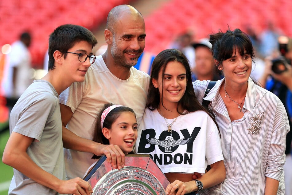 Pep Guardiola (2.v.l.) mit seinen Sprösslingen Marius (heute 21, l.), Valentina (heute 16, u.), Maria (heute 23, 2.v.r.) und Ehefrau Cristina Serra nach dem Gewinn des Community Shield im August 2018. (Archivfoto)