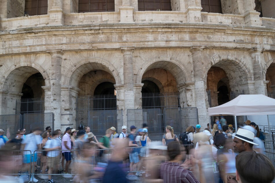Erwischt! Deutscher Schüler (17) zerkratzt Wand in Roms berühmten Kolosseum