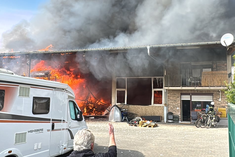 Großbrand in Niederkassel: Unimog fängt in Lagerhalle Feuer - NINA-App ausgelöst