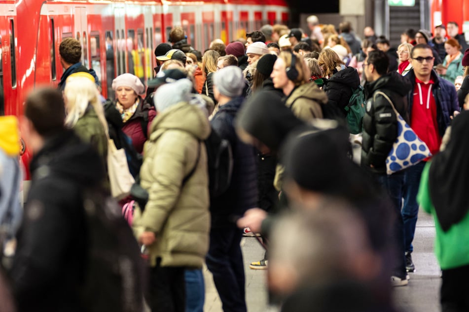 Bahnreisende brauchen in München oftmals Geduld. (Symbolbild)