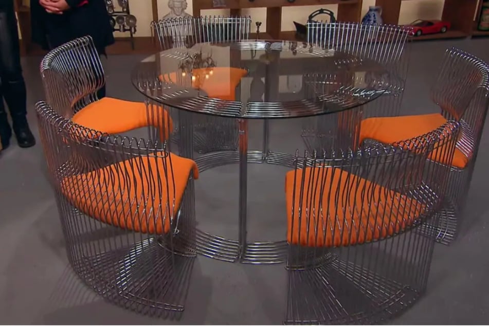 Die Tisch-Stuhl-Kombination "Pantonova" wurde 1971 von dem berühmten dänischen Möbeldesigner Verner Panton entworfen.