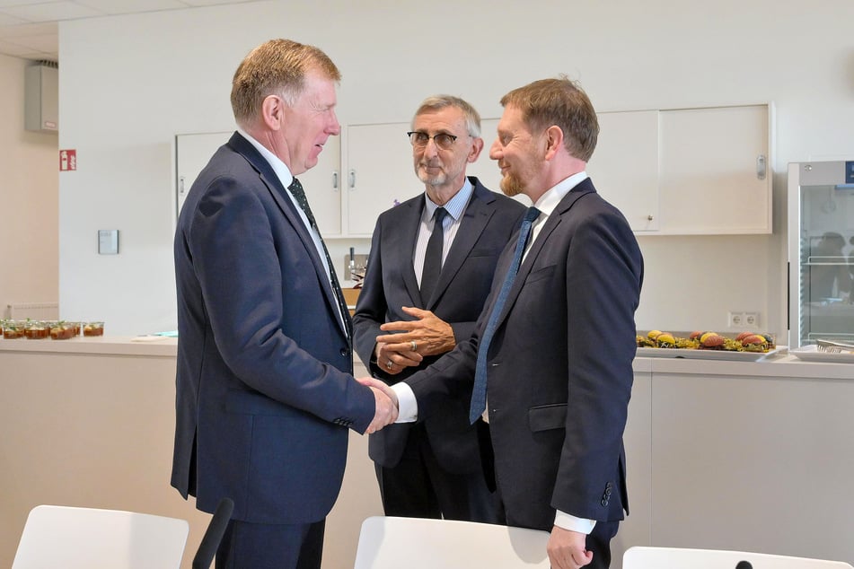Ministerpräsident Michael Kretschmer (50, CDU, r.), Innenminister Armin Schuster (64, CDU, M.) und der frischgebackene Präsident des Landessportbundes, Dr. Frank Pfeil (65, l.), sind miteinander vertraut. Pfeil war von 2014 bis 2024 Staatssekretär in verschiedenen sächsischen Ministerien.