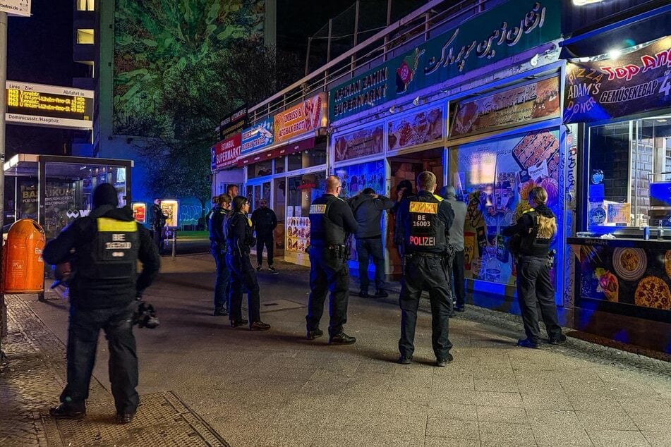 Die Polizei rückte in der Nacht zu Montag nach Berlin-Schöneberg aus.