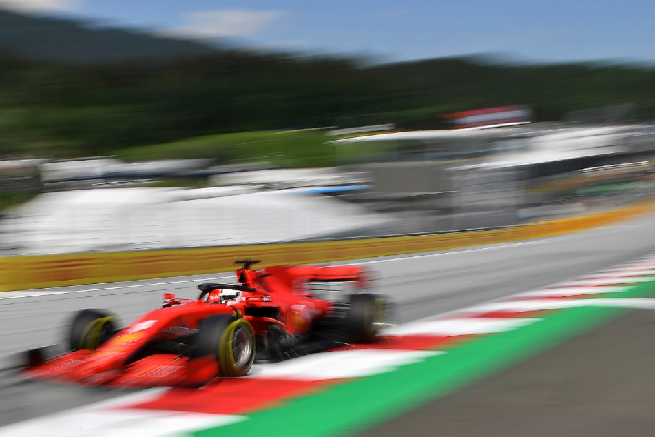 Formel-1-Weltmeisterschaft, Grand Prix der Steiermark, 2. Freies Training: Sebastian Vettel aus Deutschland vom Team Ferrari steuert sein Auto auf der Rennstrecke im österreichischen Spielberg.