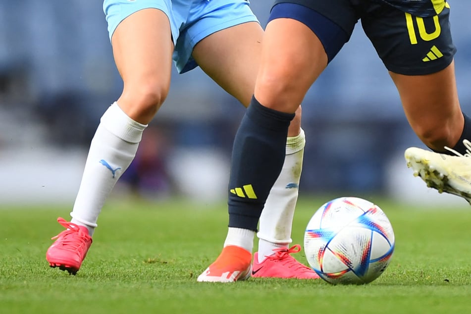 Netz-Mobber feinden junge Fußballerin (16) wegen Akne im Gesicht an
