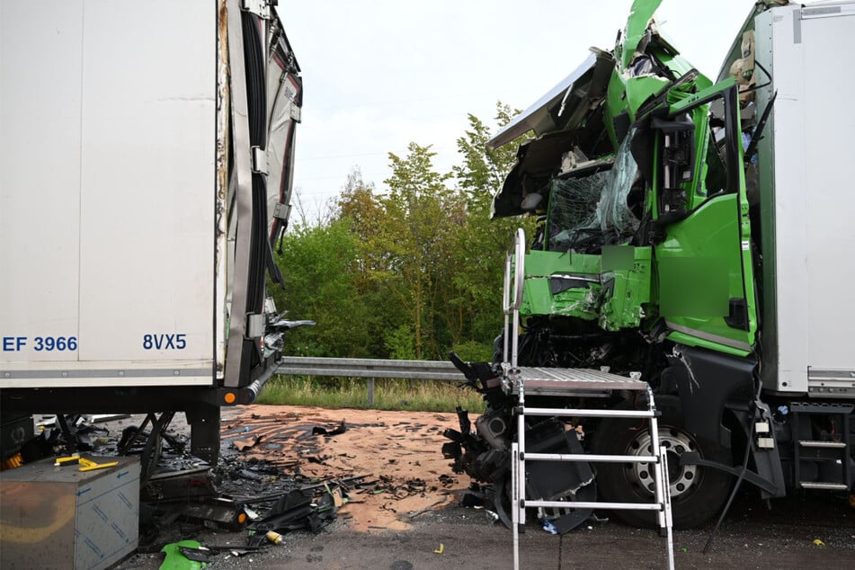 Das Fahrerhaus eines Lastwagens wurde eingedrückt.