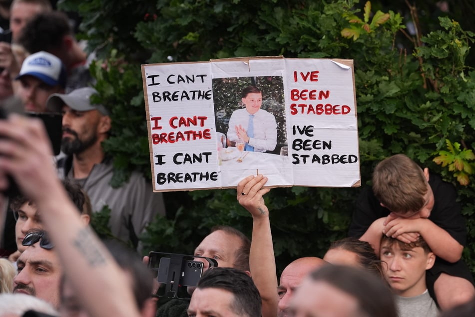 Auf Plakaten stehen Nowaks letzte Worte zusammen mit einem Bild von ihm.