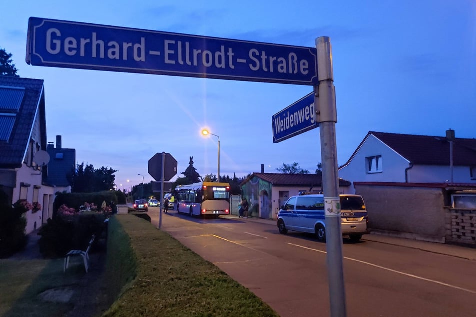 Fahrzeuge der Polizei an dem Linienbus, in dem es am Montagabend zu einer Schlägerei gekommen sein soll. Die Polizei ermittelt nun zu den Hintergründen.