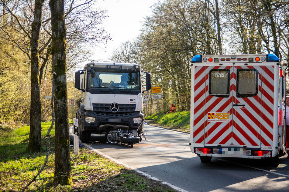 Der Motorrad-Fahrer starb trotz Wiederbelebungsversuchen noch an der Unfallstelle.