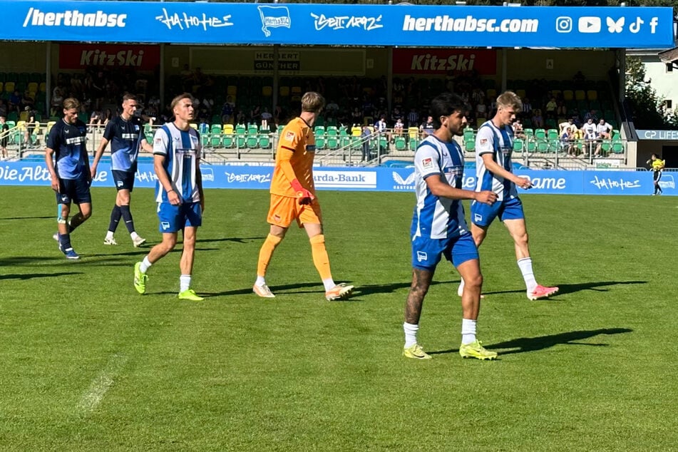 Zwei Torschützen unter sich: Kevin Sessa (26/2.v.r.) und Luca Schuler (27, r.).