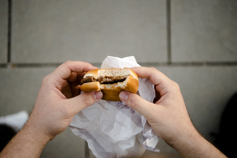 Ein Mitarbeiter (35) eines Berliner Schnellrestaurants steht demnächst wegen Unterschlagung vor Gericht. (Symbolbild)