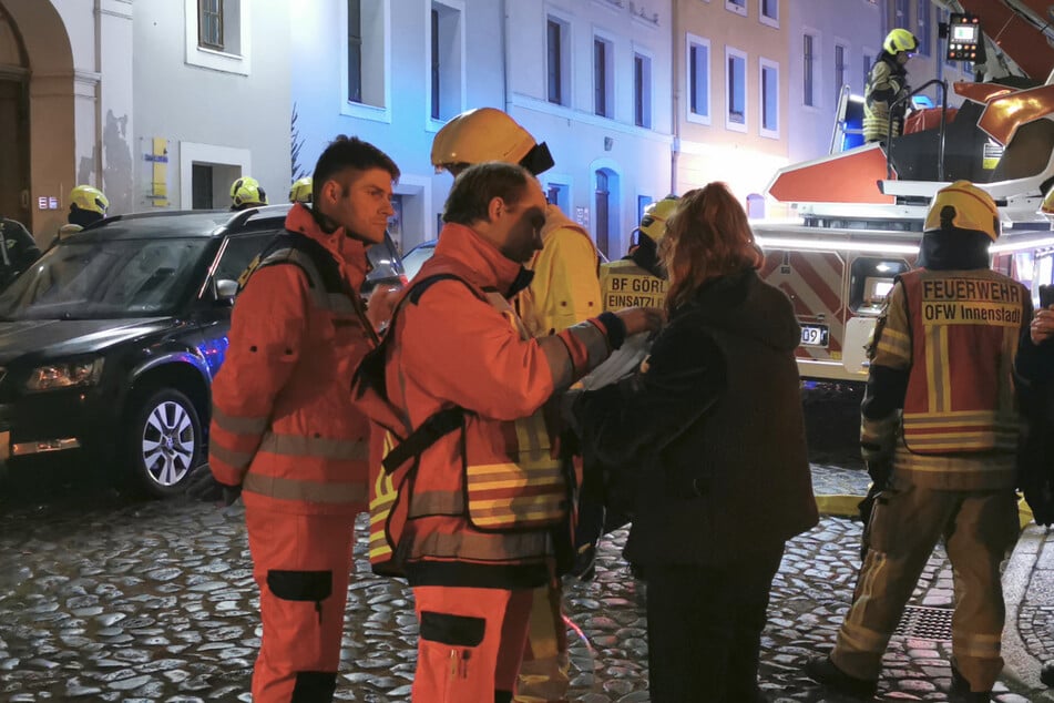 Nachdem die Einsatzkräfte in der qualmenden Dachgeschosswohnung eine schwache Katze vorgefunden hatten, brachten sie den Vierbeiner umgehend in Sicherheit.