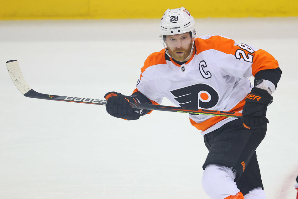 Flyers center Claude Giroux scored two goals and an assist as his team dominated the Penguins 7-2 on Monday night