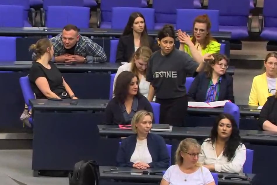 Die Linken-Abgeordnete Cansin Köktürk (31) musste die Sitzung wegen ihres T-Shirts verlassen.