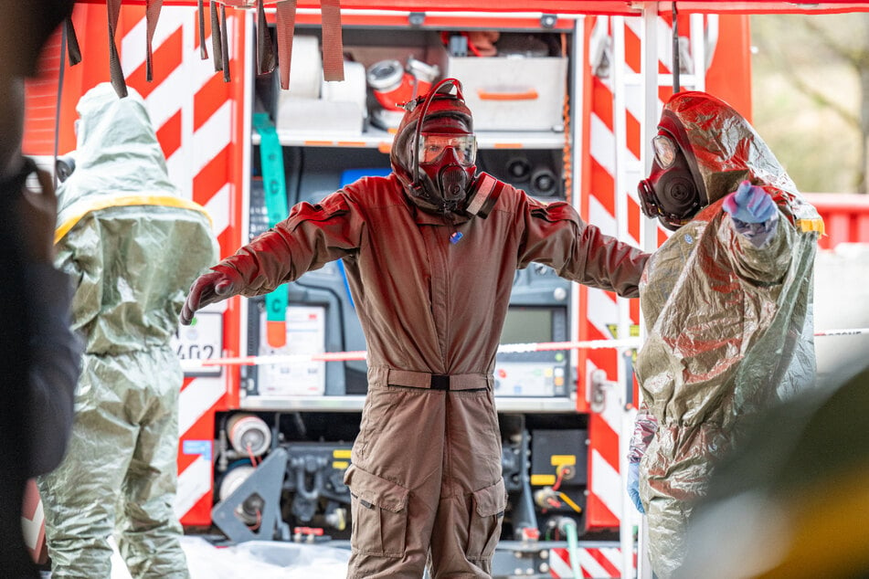 Die Feuerwehr bereitet sich auf solche Gefahrguteinsätze mit Übungen vor. (Archivbild)