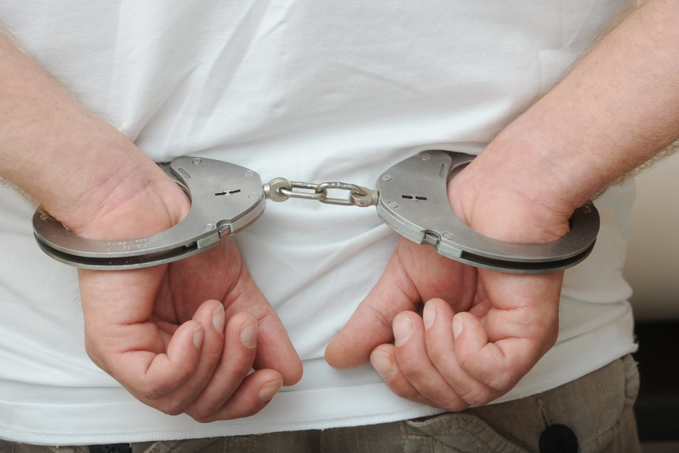 Eine betrunkene 61-Jährige griff in Kahla Polizisten an. Um weitere Angriffe zu verhindern, legte man ihr Handfesseln an. (Symbolbild)