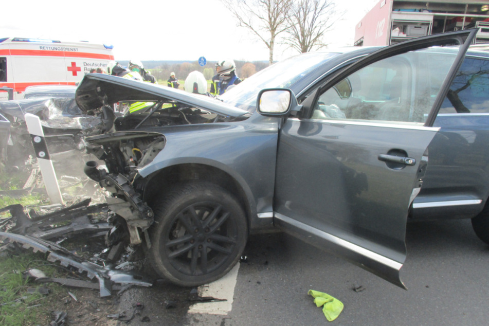 Zwei Autos stießen frontal zusammen, die Polizei geht von einem Schaden in Höhe von rund 30.000 Euro aus.