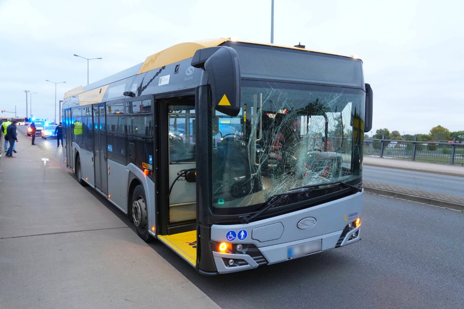 Die Frontscheibe des Busses ist nach dem Aufprall völlig zerstört.