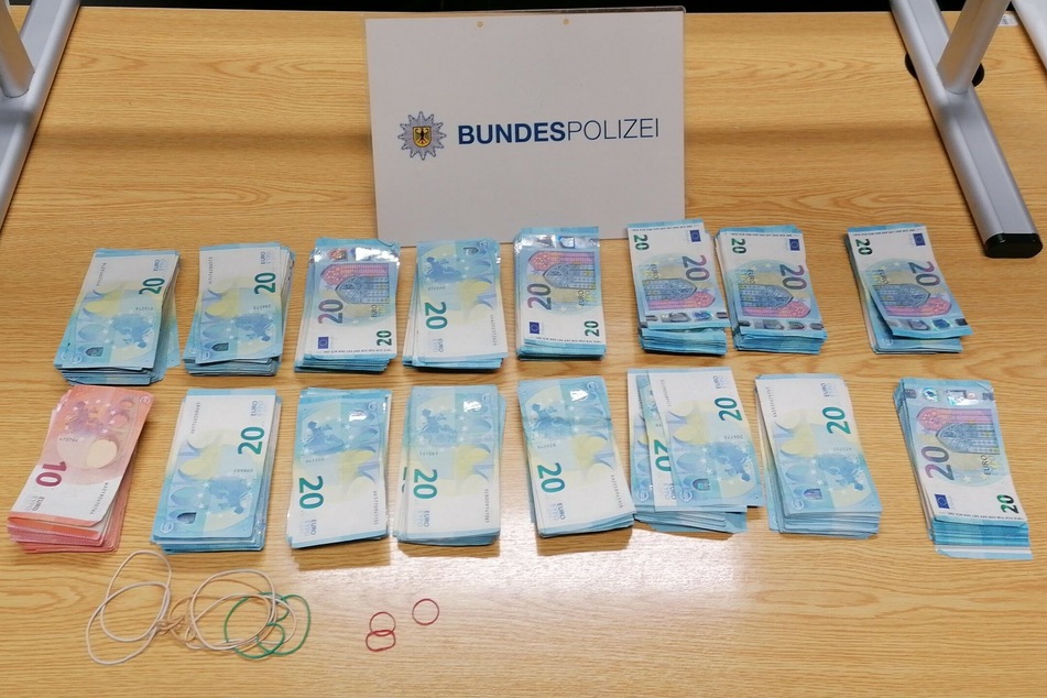 22.680 Euro fanden die Beamten in dem Rucksack des Mannes.