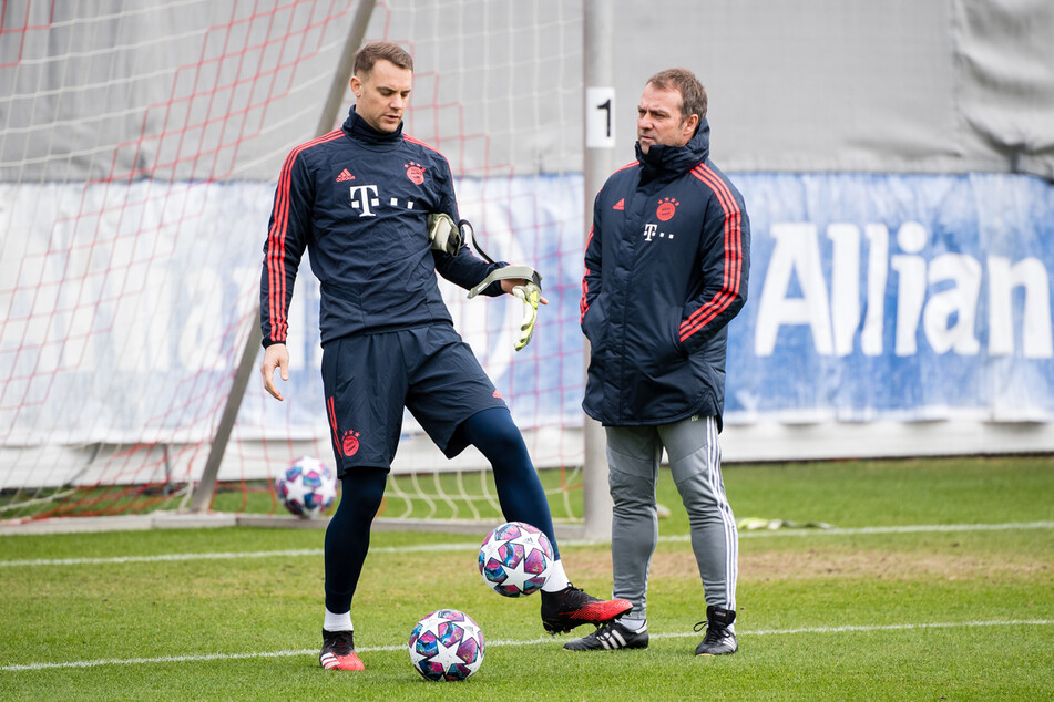 Die Zusammenarbeit zwischen Manuel Neuer (l., 35) und Hansi Flick (56) könnte auch nach einem Trainerwechsel bei den Bayern weitergehen. (Archiv)