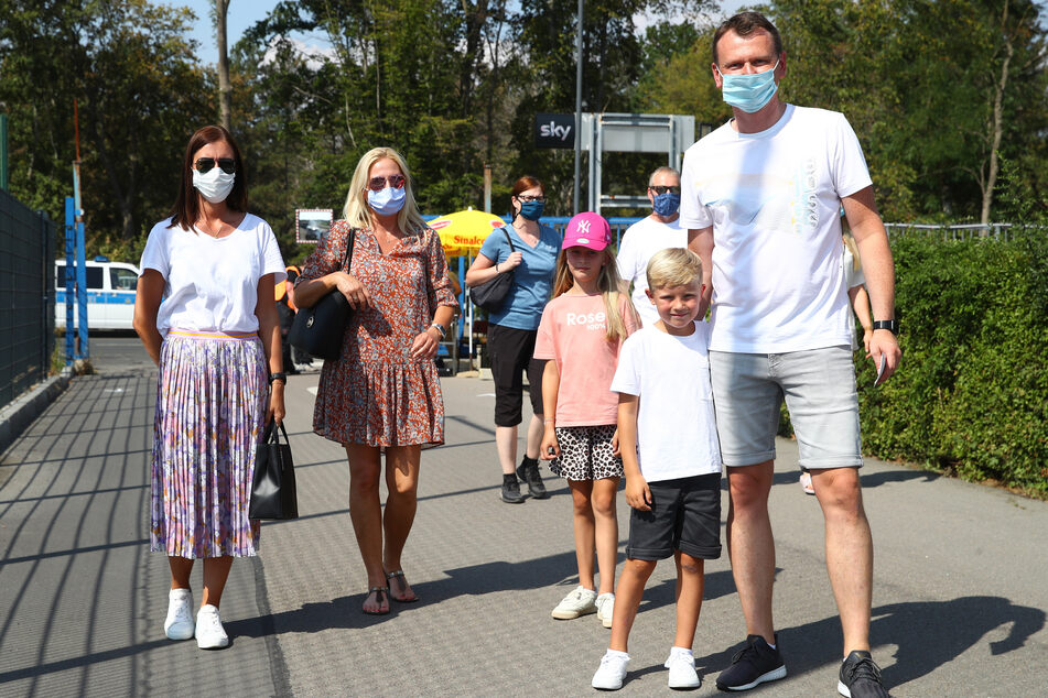 Familienausflug nach Leipzig: Aneta Berlinski (l.), Gattin von CFC-Trainer Daniel B., mit ihren Kindern Alicia und Lian sowie Freunden.