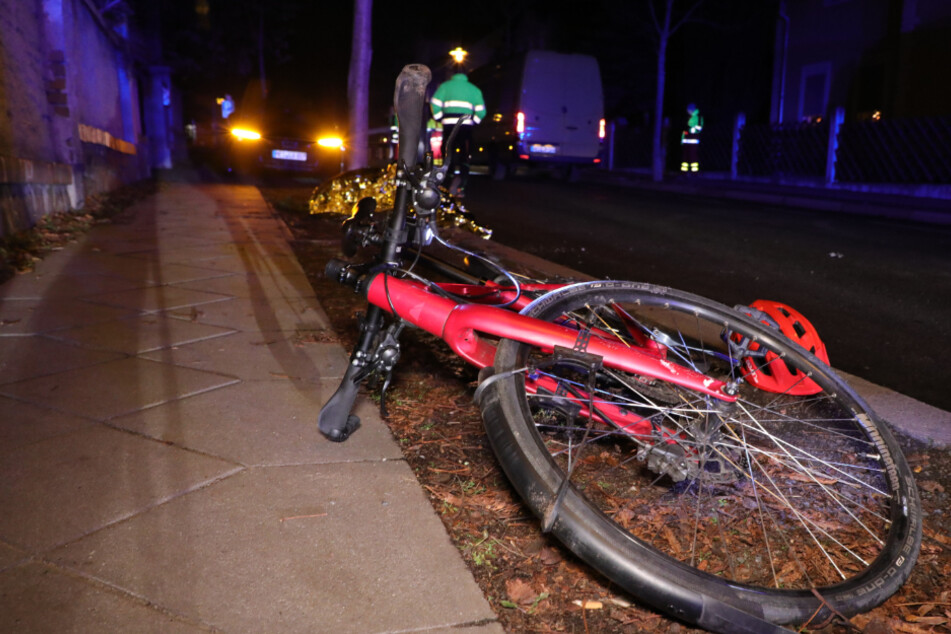 Auf einem Fahrrad war das Kind unterwegs.