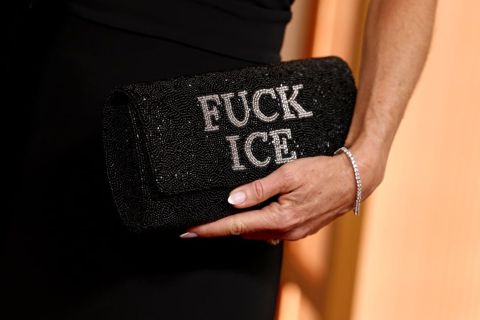 Autorin Glennon Doyle (49) trug nicht nur ein Anstecker, sondern sogar ein Täschchen auf dem "F*CK ICE" zu lesen war.