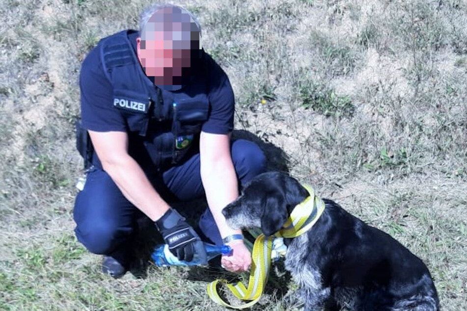 Petro bekommt Wasser von einem Polizisten.