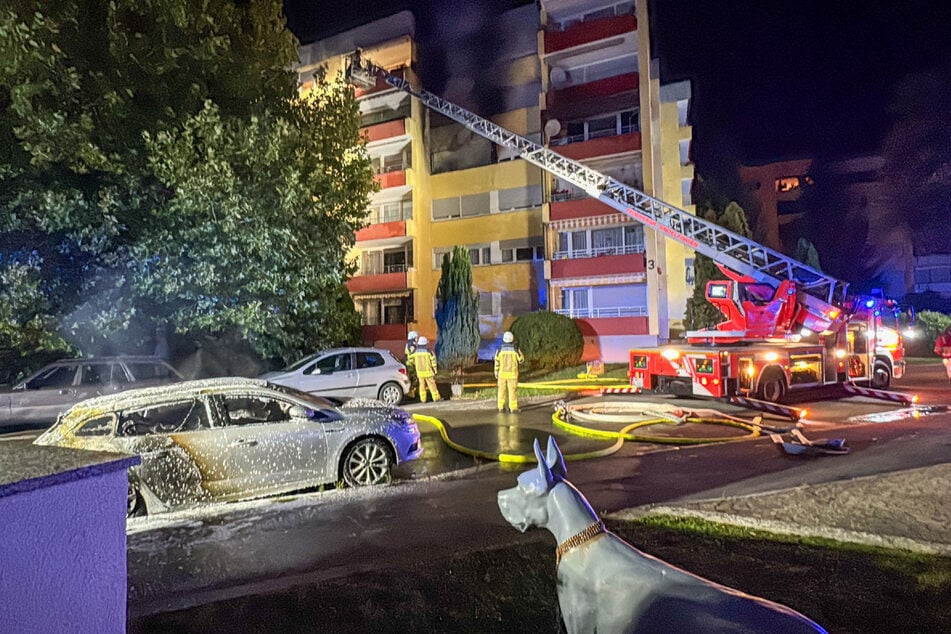 In Sindelfingen schlugen aus den oberen Stockwerken eines Mehrfamilienhauses Flammen.