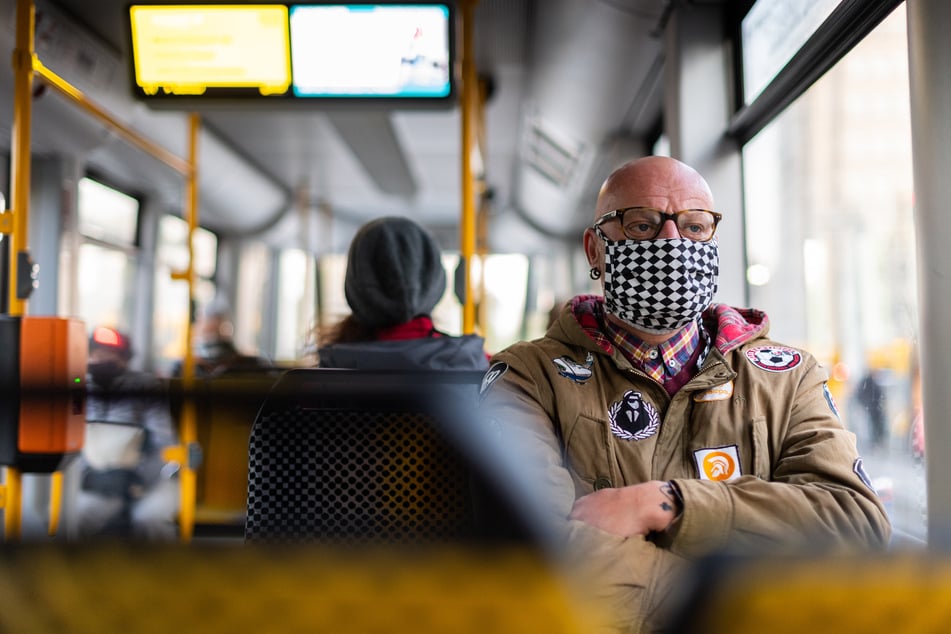 Ab Dienstag gilt: Wer keine Maske in Bussen oder Bahnen trägt, muss 60 Euro zahlen.
