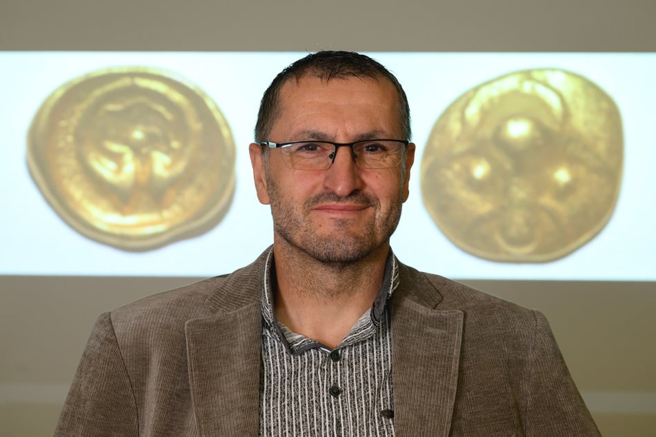 Der Sondengänger Daniel Fest übergab die gefundene Münze dem Landesamt für Archäologie.